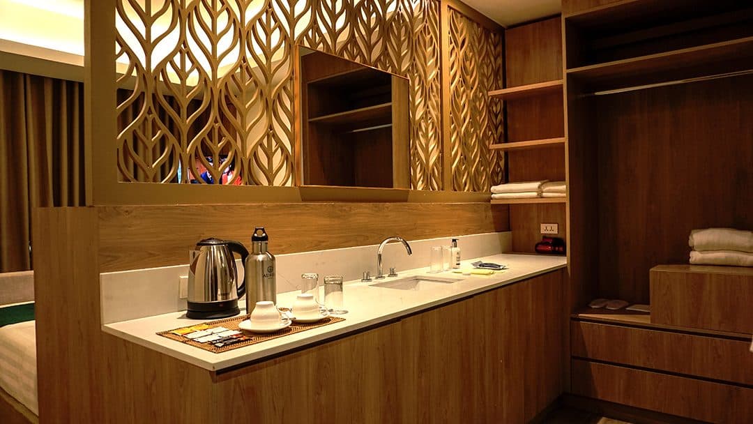 Deluxe Swim-Up Room
