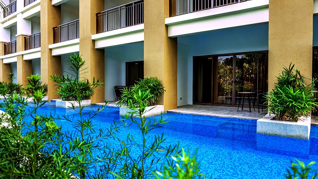 Deluxe Swim-Up Room